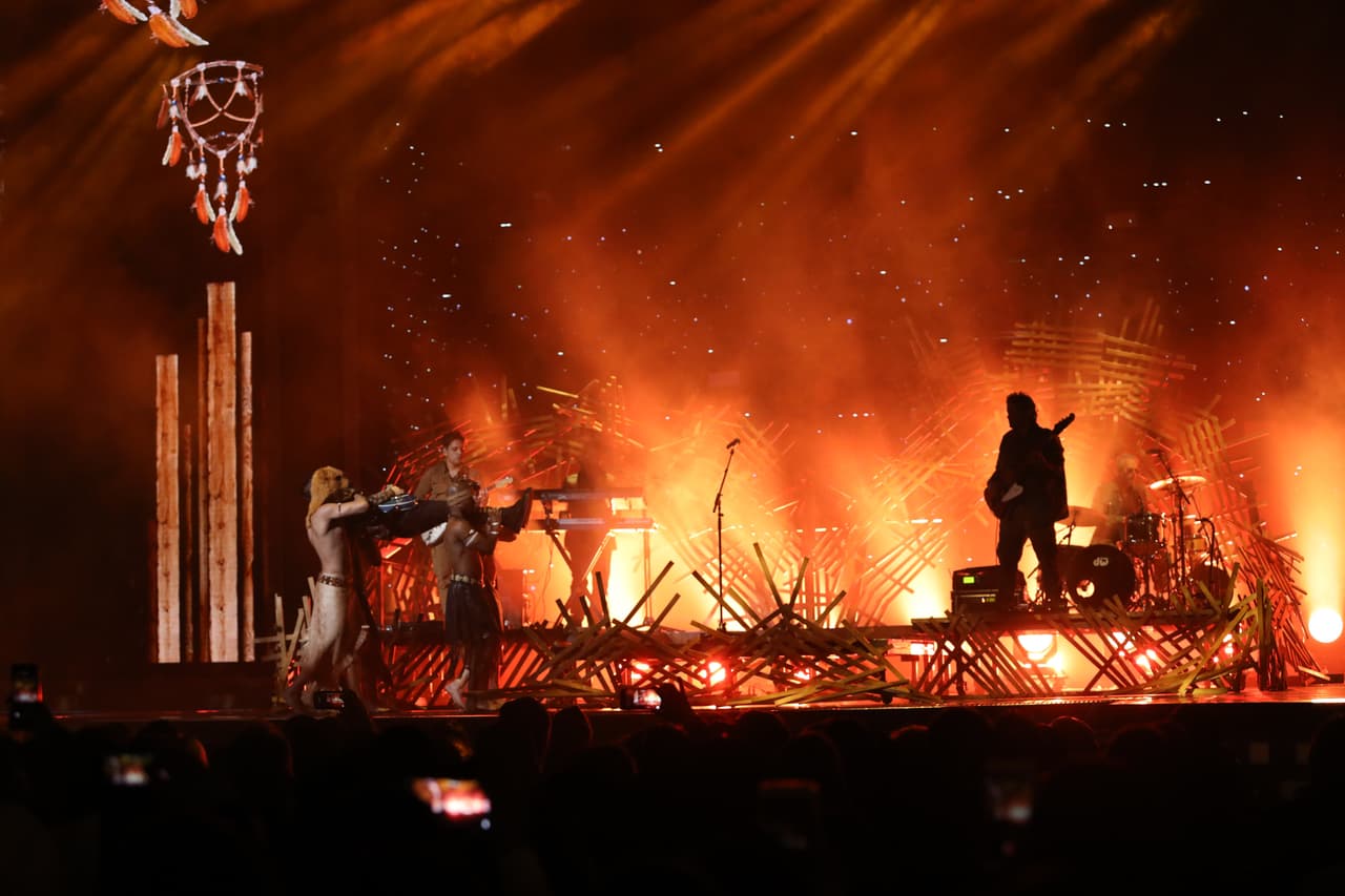 Deleitó a todos los presentes con un show de luces para acompañar su performance.