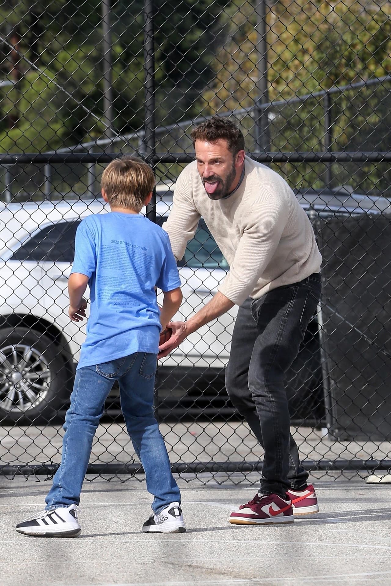 Parece ser que es
<b><a href="https://www.univision.com/famosos/ben-affleck-jlo-actor-habilidades-basquetbol-fotos" target="_blank">el deporte favorito de Samuel</a></b>
<a href="https://www.univision.com/famosos/ben-affleck-jlo-actor-habilidades-basquetbol-fotos" target="_blank">,</a> pues en semanas anteriores fue captado por los fotógrafos jugando con su padre, quien pareció darle varios tips.
<br>