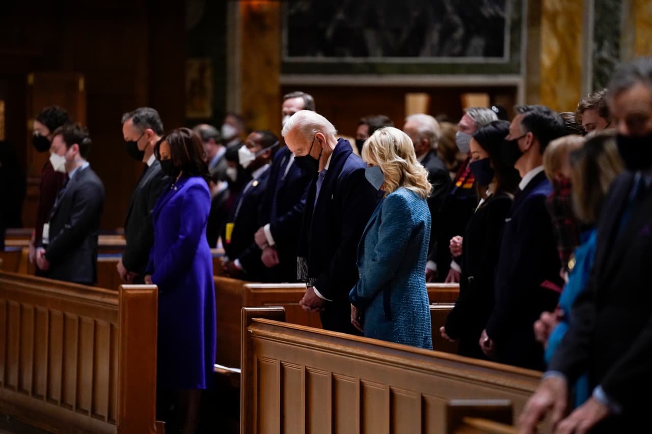 Antes de dirigirse a la ceremonia oficial,
<a href="https://www.univision.com/temas/joe-biden"> Joe Biden</a> y
<a href="https://www.univision.com/temas/kamala-harris"> Kamala Harris</a> junto a sus familias, asistieron a una misa en la catedral de San Mateo el Apóstol, en Washington DC. Biden es el segundo presidente católico de Estados Unidos, el primero fue John Kennedy.