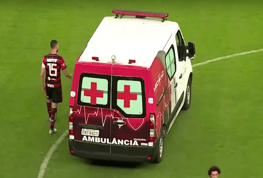 Uno de los futbolistas se acercó a la ventanilla del conductor para saber qué sucedía.