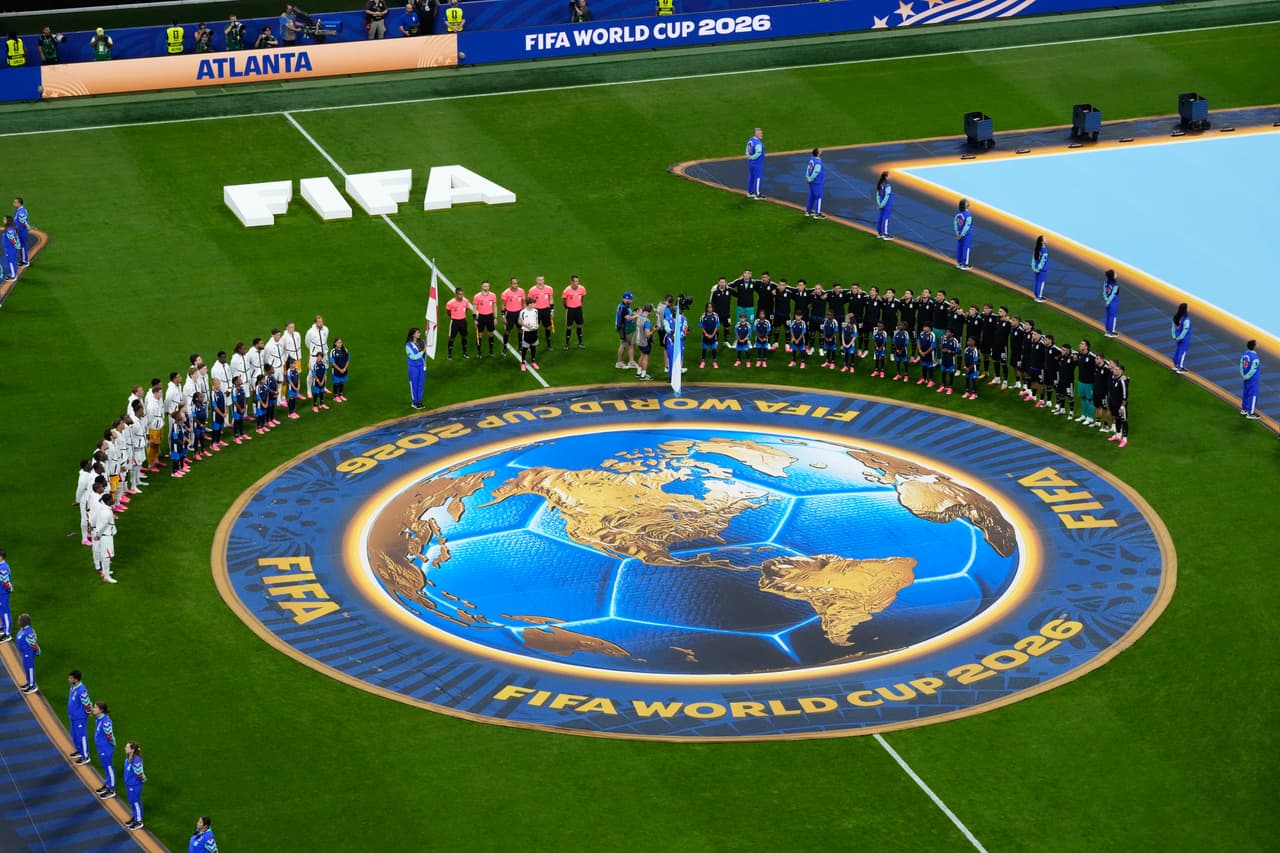 Una previa del partido: la ceremonia en que se entonan los himnos nacionales de cada equipo. Los blancos son británicos, los azules argentinos.