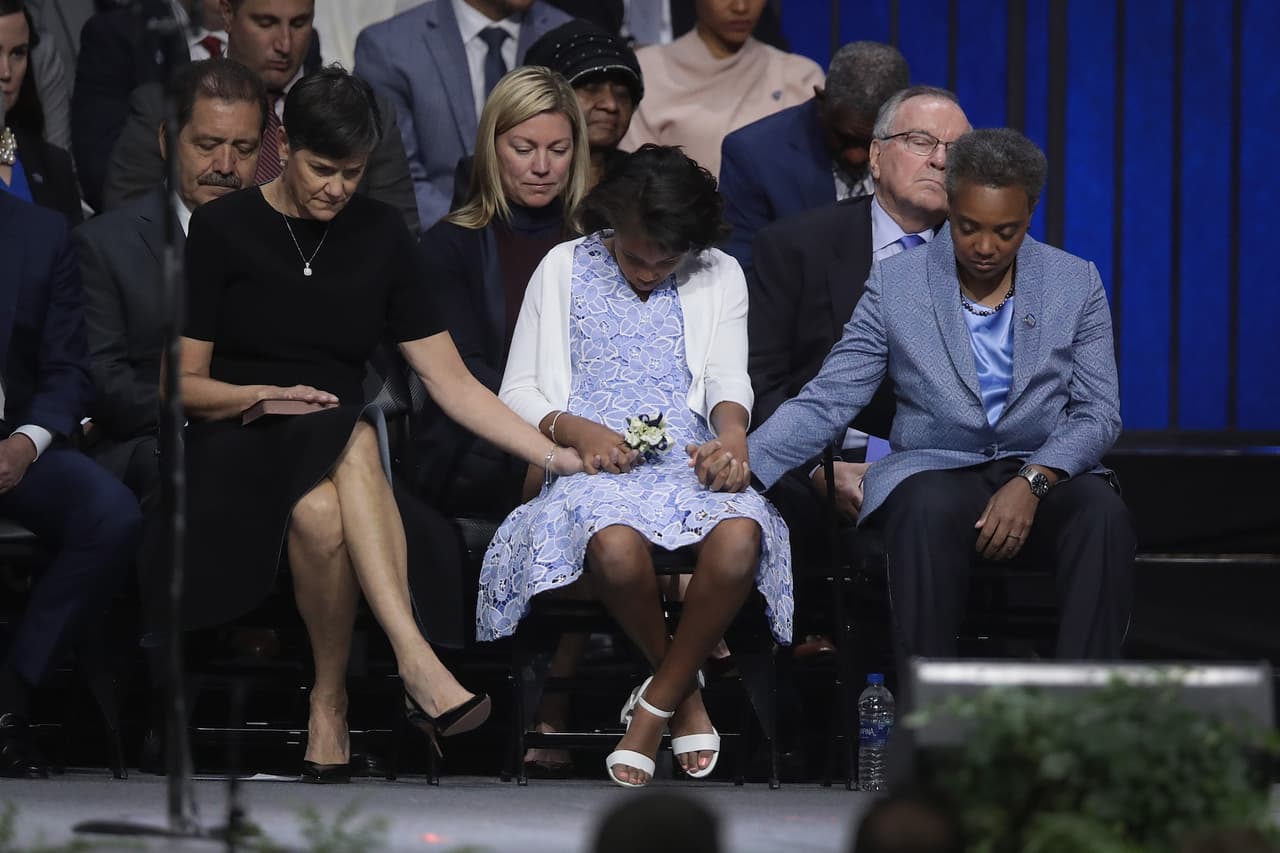 Se dieron oraciones y palabras emotivas durante la ceremonia, donde incluso la alcaldesa habló casi entre lágrimas cuando le agradeció a su madre.