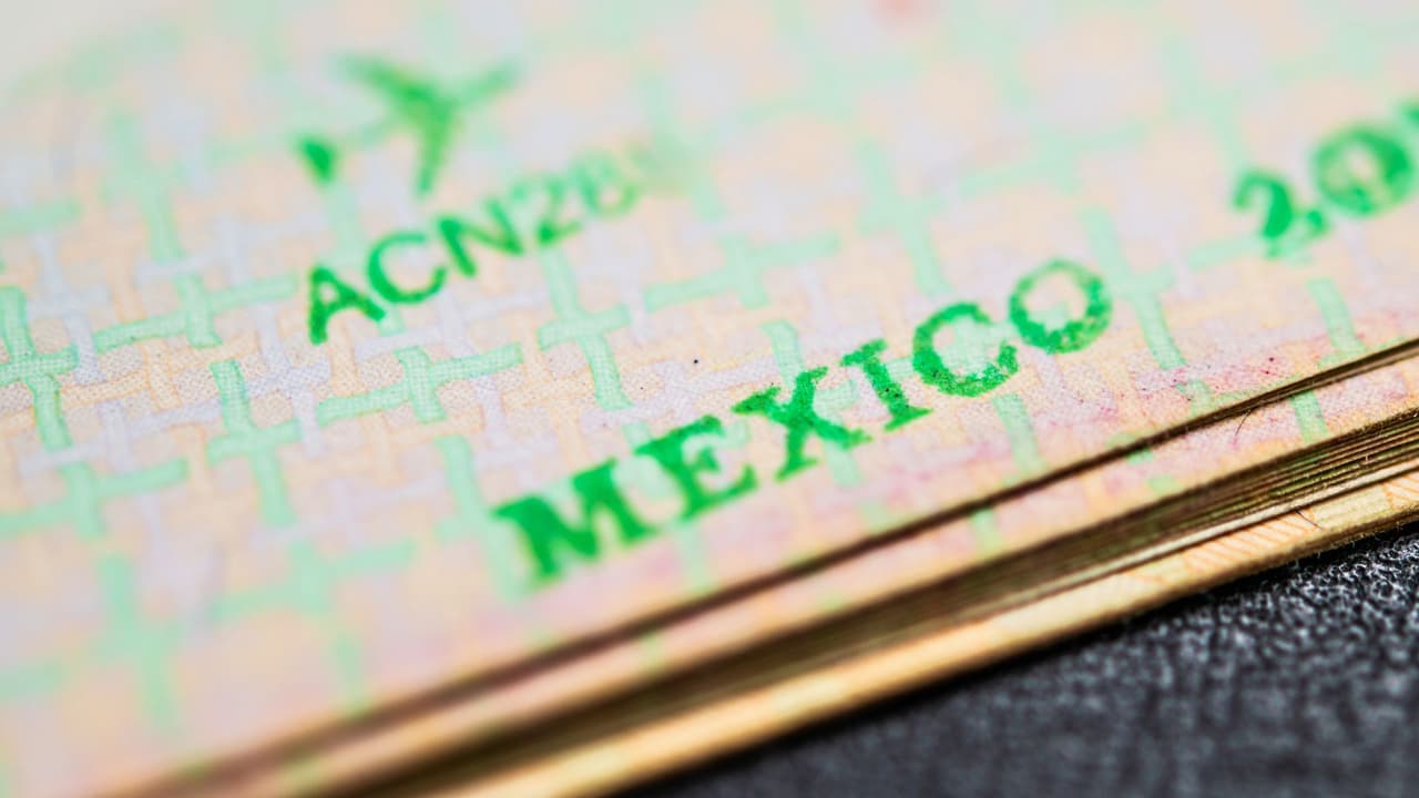 <h3 class="cms-H3-H3">Citas para el Consulado Sobre Ruedas: cómo apartar lugar</h3> Los trámites consulares
<b>requieren cita previa.</b>
<br>Las personas interesadas
<b>pueden solicitarla a través de MiConsulado: </b>
<a href="https://www.miconsulado.sre.gob.mx/" target="_blank">haz clic aquí</a>
<br>También pueden:
<br>
<b>Llamar</b> al 1 424 309 0009.
<br>
<b>Enviar mensaje por WhatsApp</b> al 1 424 309 0009.
<br>💡 Un consejo práctico:
<b> no pague por una cita. </b>
<br>Las citas consulares
<b>son gratuitas. </b>
<br>Si alguien ofrece “conseguirle espacio” a cambio de dinero,
<b>revise antes de entregar información personal o hacer un pago.</b>