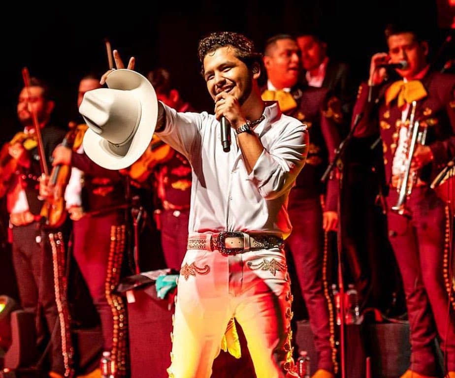 Las joyas parecen ser su debilidad y, además de la dentadura, también se dice que
<b>Nodal</b> es dueño de un micrófono hecho completamente de oro.