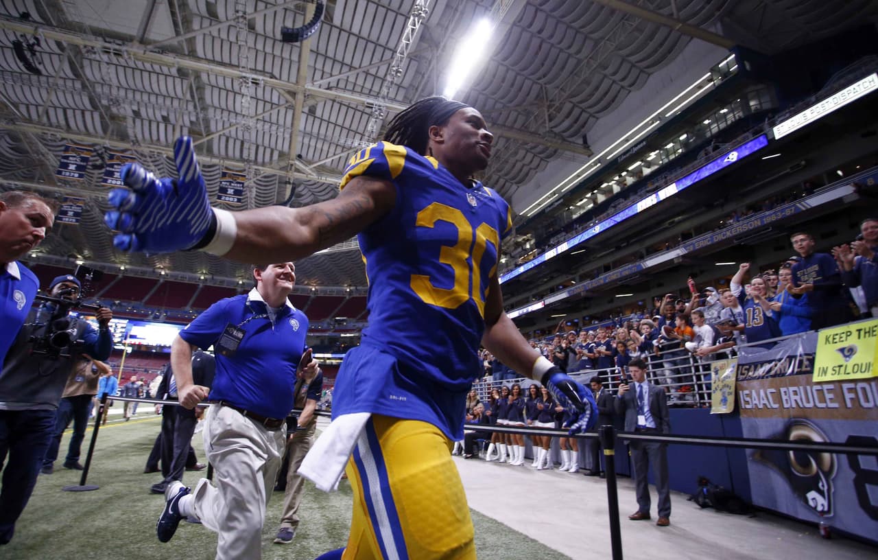 Todd Gurley: Acarreando el ovoide hacia el libro de marcas históricas de la NFL
