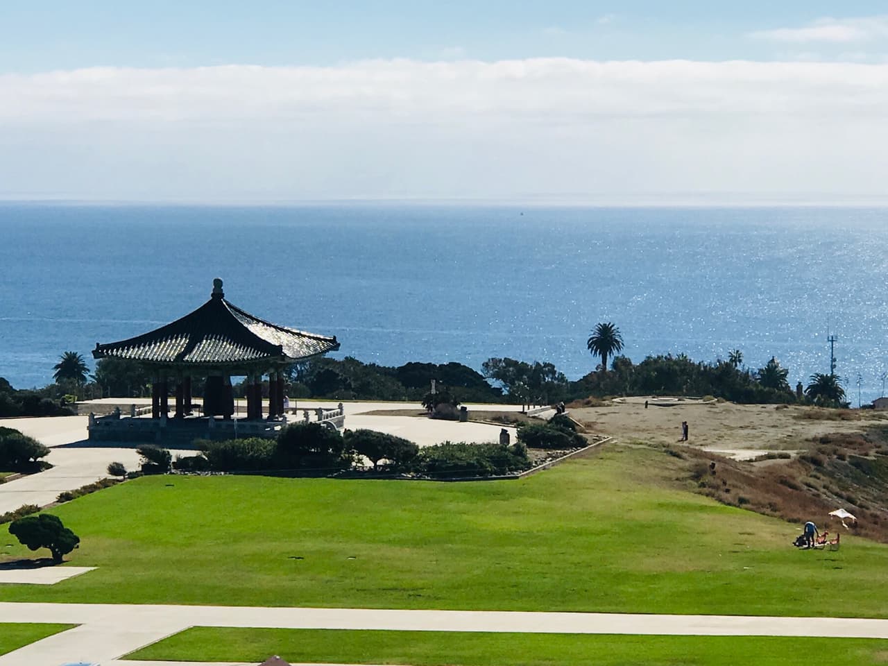 Sácale partido a los días más cálidos con un picnic, o simplemente disfruta la vista en el pintoresco pabellón donde se encuentra la
<b>Campana Coreana de la Amistad</b>, en el parque Angels Gate, San Pedro.