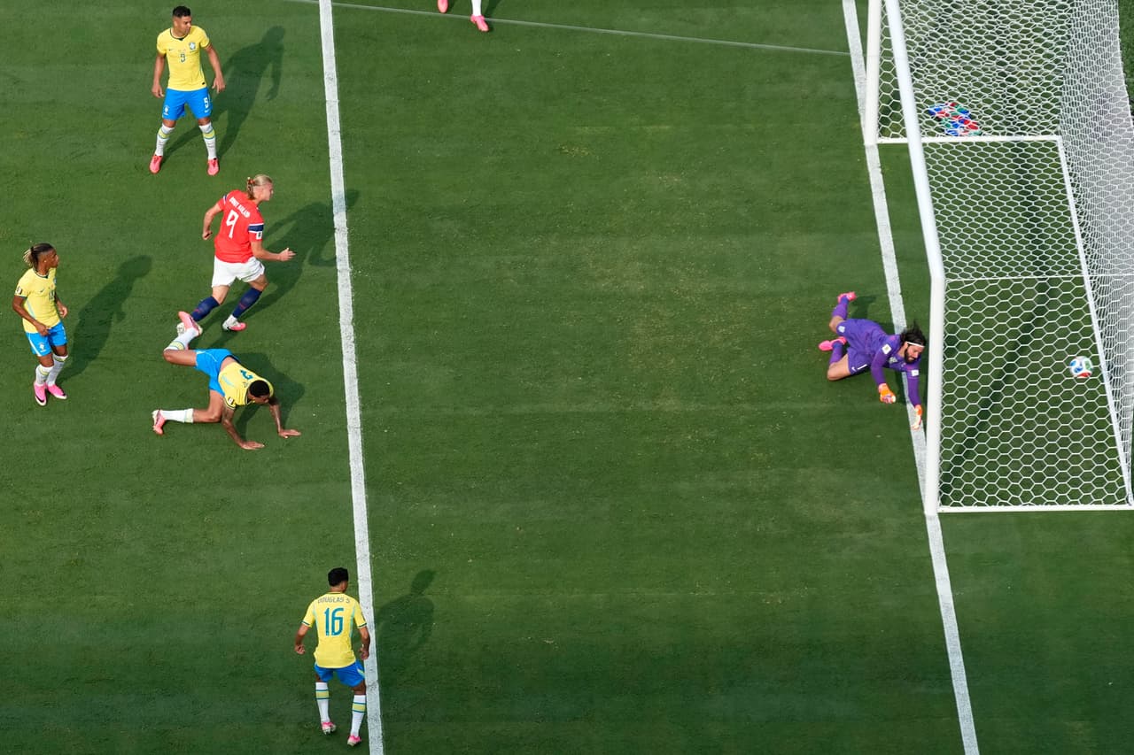 Minuto 79 del partido: Eerling Haaland anota el primer gol del partido para Noruega.