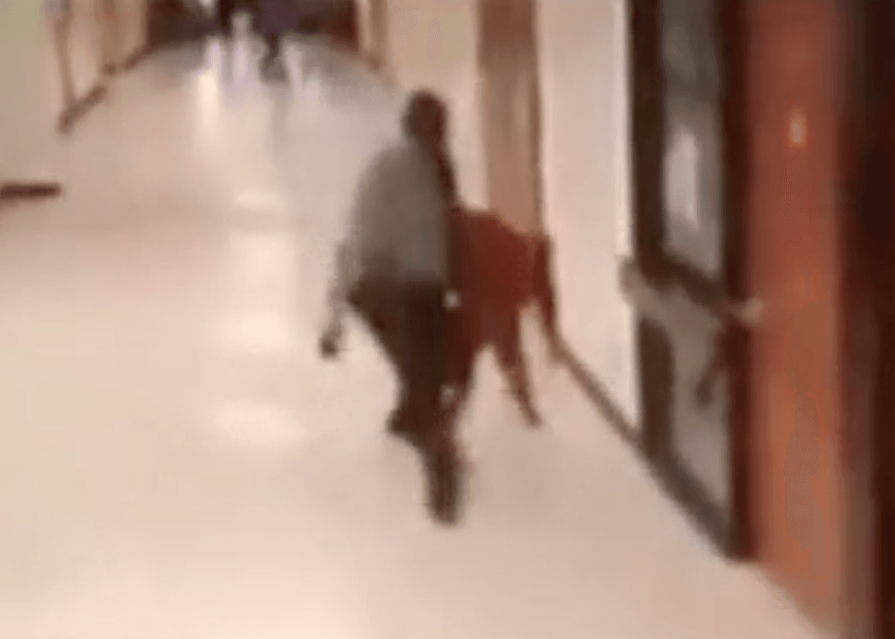 La Escuela Secundaria del Condado de Vance despidió este lunes a un policía escolar