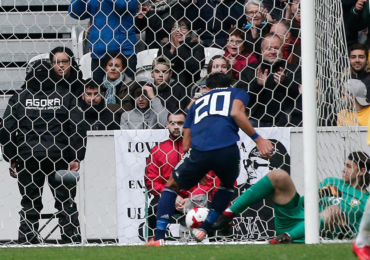 Ya en el segundo tiempo, Tomoaki Makino se encontró con el descuento con un frentazo ante Casio, que había reemplazado a Alisson en el entretiempo.