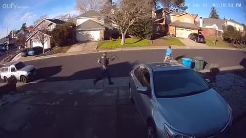 Policía dispara a joven armado en persecución: revelan imágenes captadas en cámara de vigilancia