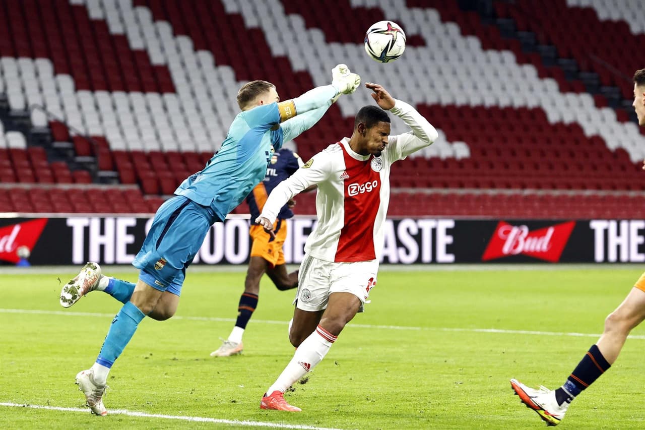 Ajax propino una goliza al Willem II con marcador de 5-0 en la Eredivisie. El mexicano Edson Alvarez jugo todo el partido y dio asistencia para el primer gol anotado por Antony dos Santos, de los dos que hizo. Le siguieron Lisandro Martínez, Davi Klassen y Danilo Pereira da Silva.