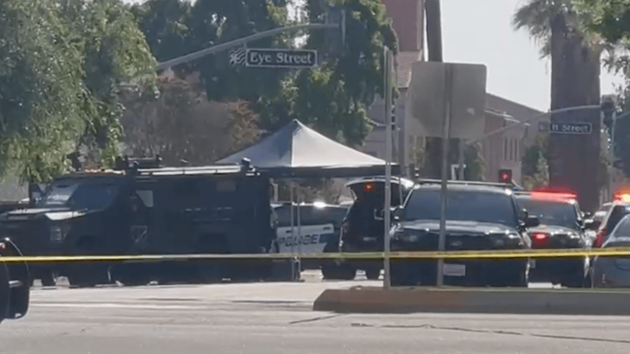 FBI abate a hombre atrincherado con rehenes en un edificio bancario en Bakersfield