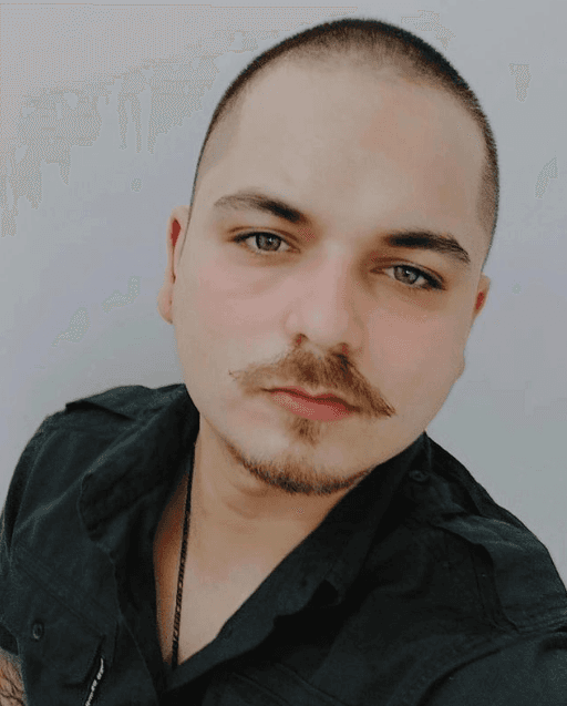 O una de sus transformaciones más radicales en donde decidió raparse y dejarse el bigote. Este cambio lo vivió en julio de 2021 y sus fans quedaron encantadas.