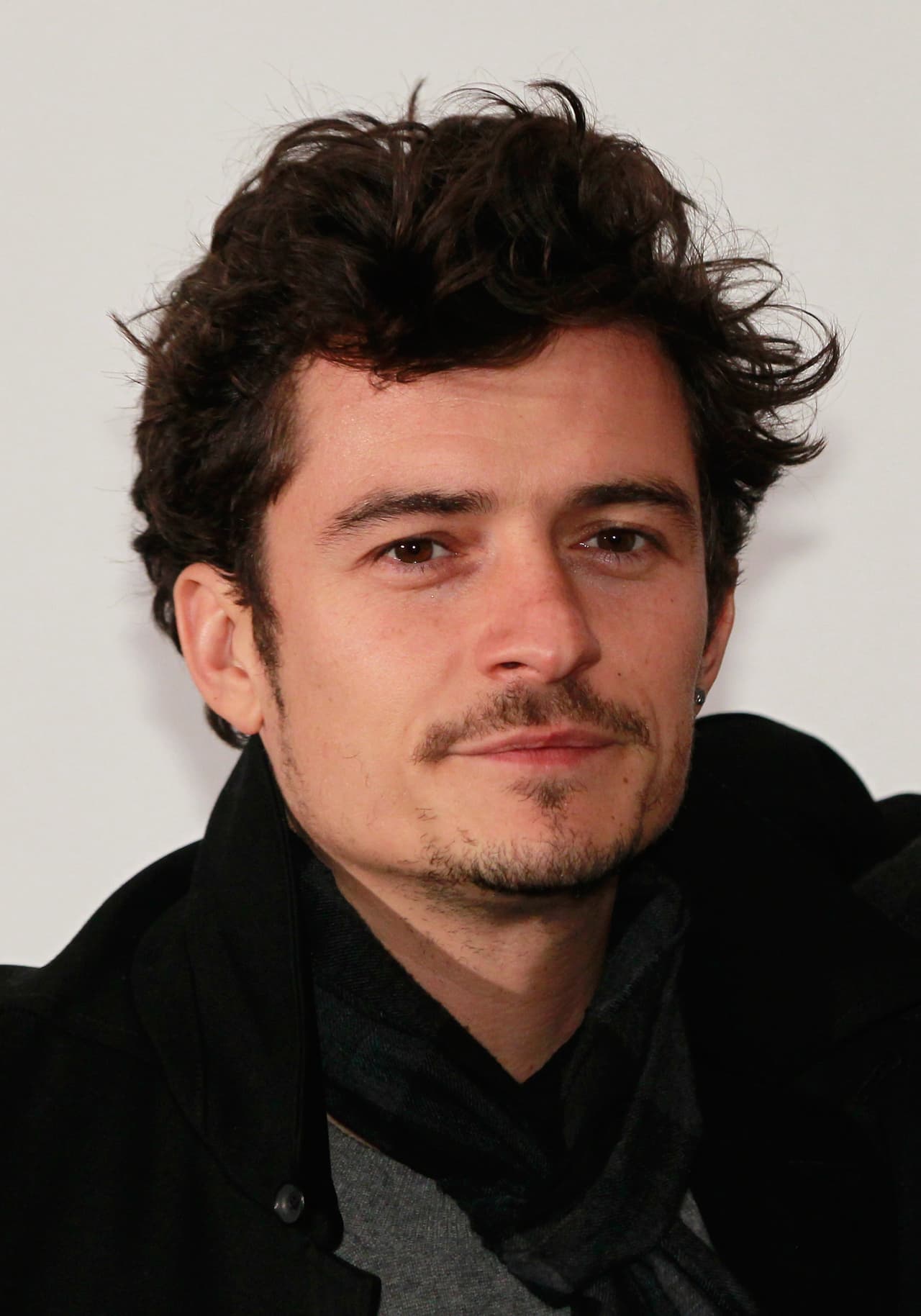 Orlando Bloom ¡Sexys candados! Bravo por ellos, de no ser así Orlando Bloom no luciría tan atractivo y no se llevaría un lugar en este listado.
