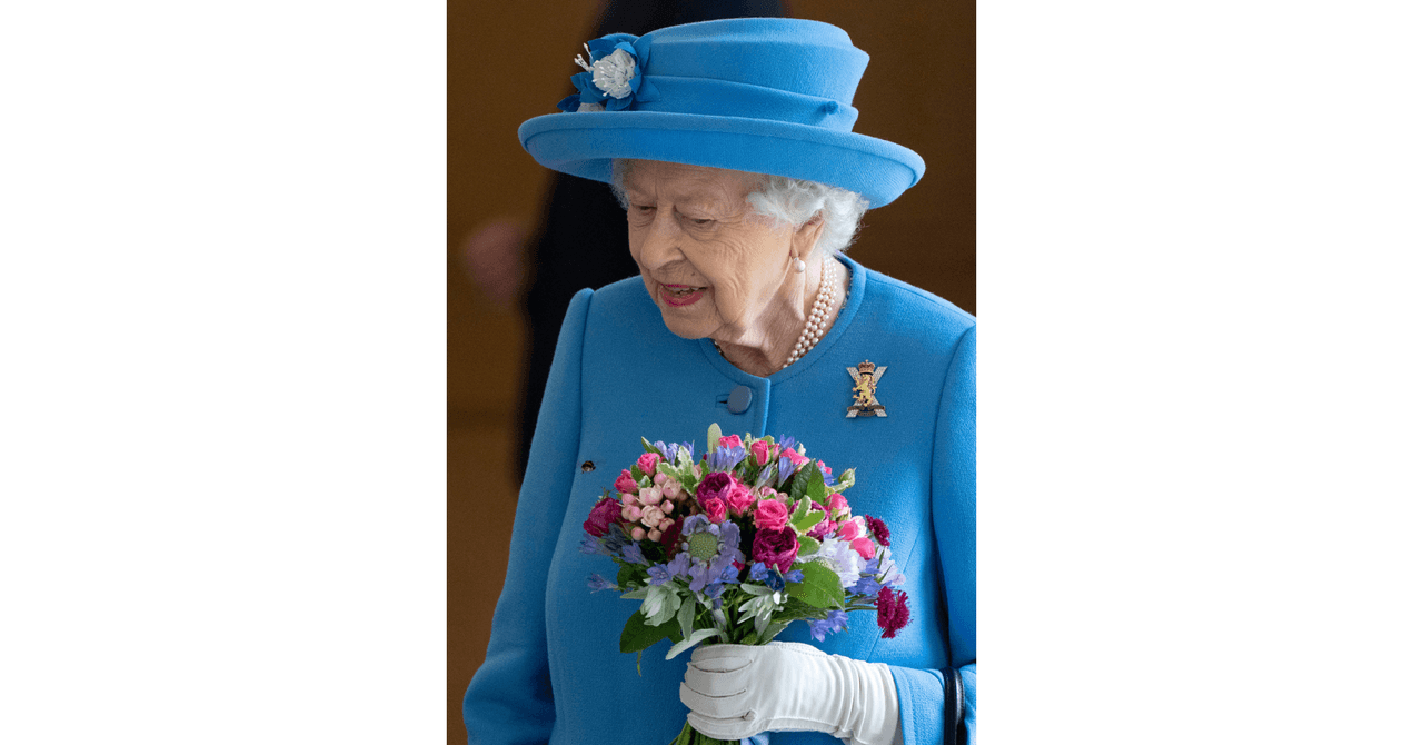 Una abeja persiguió el ramo de flores de la reina Isabel II