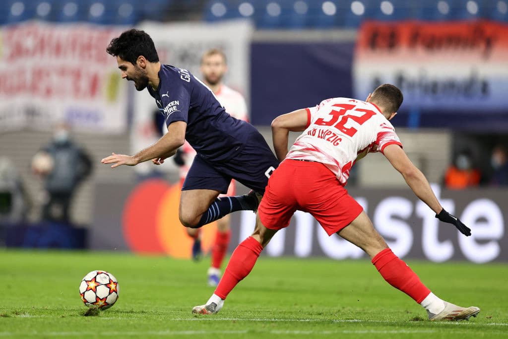 RB Leipzig derrota 2-1 al Manchester City de Pep Guardiola con goles de Dominik Szoboszlai y André Silva, para los 'Cityzens' descontó Riyad Mahrez ya al filo del partido. La escuadra alemana se queda con el tercero de grupo.