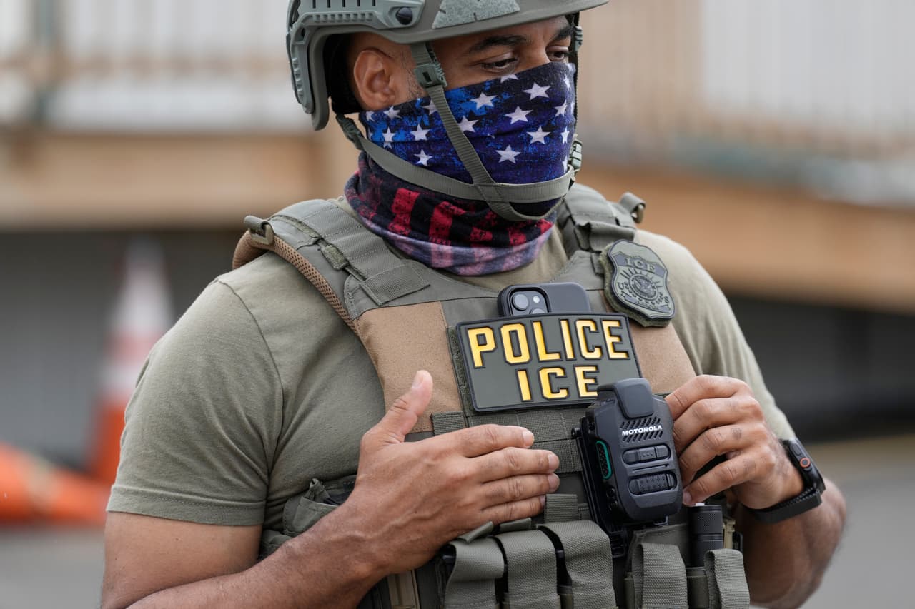 Agente del ICE en Newark, Nueva Jersey. 26 de mayo2026 (AP Photo/Seth Wenig)