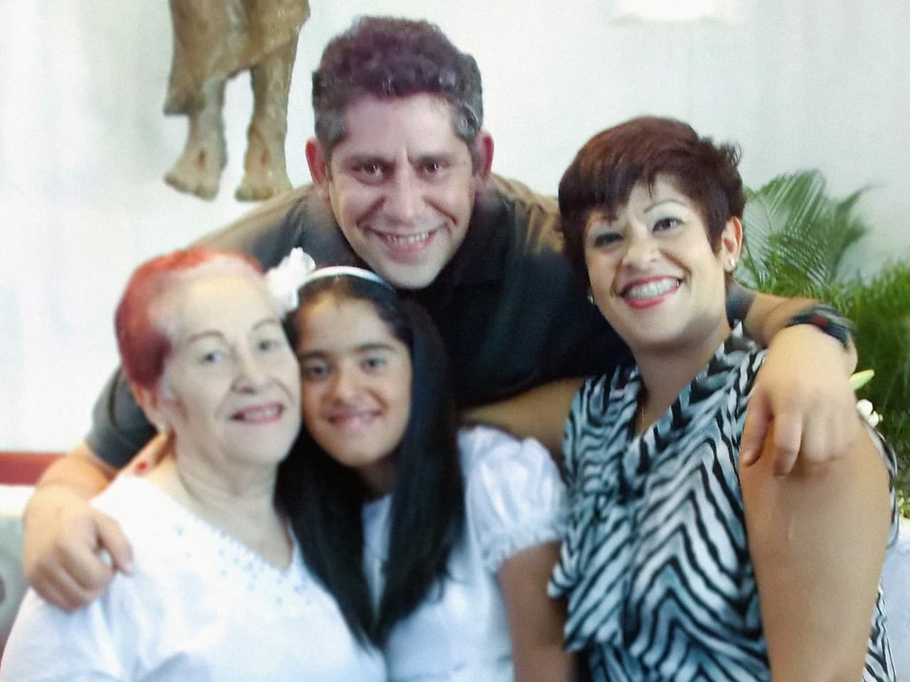 En la casa de Efraín Ortega, en el sector de La Candelaria, en Caracas, conservan las fotografías familiares que recuerdan un pasado muy distinto a la vida que tienen hoy. Foto: Elvira Prieto