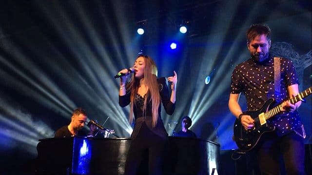 Cabe destacar que Alison también ha tenido participaciones en las presentaciones del dúo Camila.