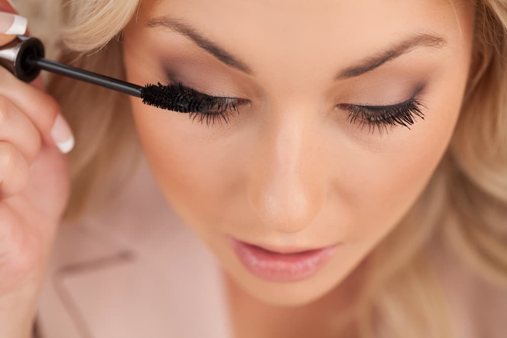 Ahora bien, la máscara para pestañas no debes de bombearla. Este error es típico en las mujeres y crees que le ayuda a tu rímel, pero NO.