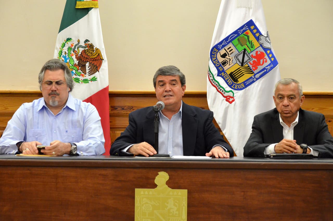 En conferencia de prensa los funcionarios Manuel González, Roberto Flores Treviño, y Cuauhtémoc Antúnez Pérez.