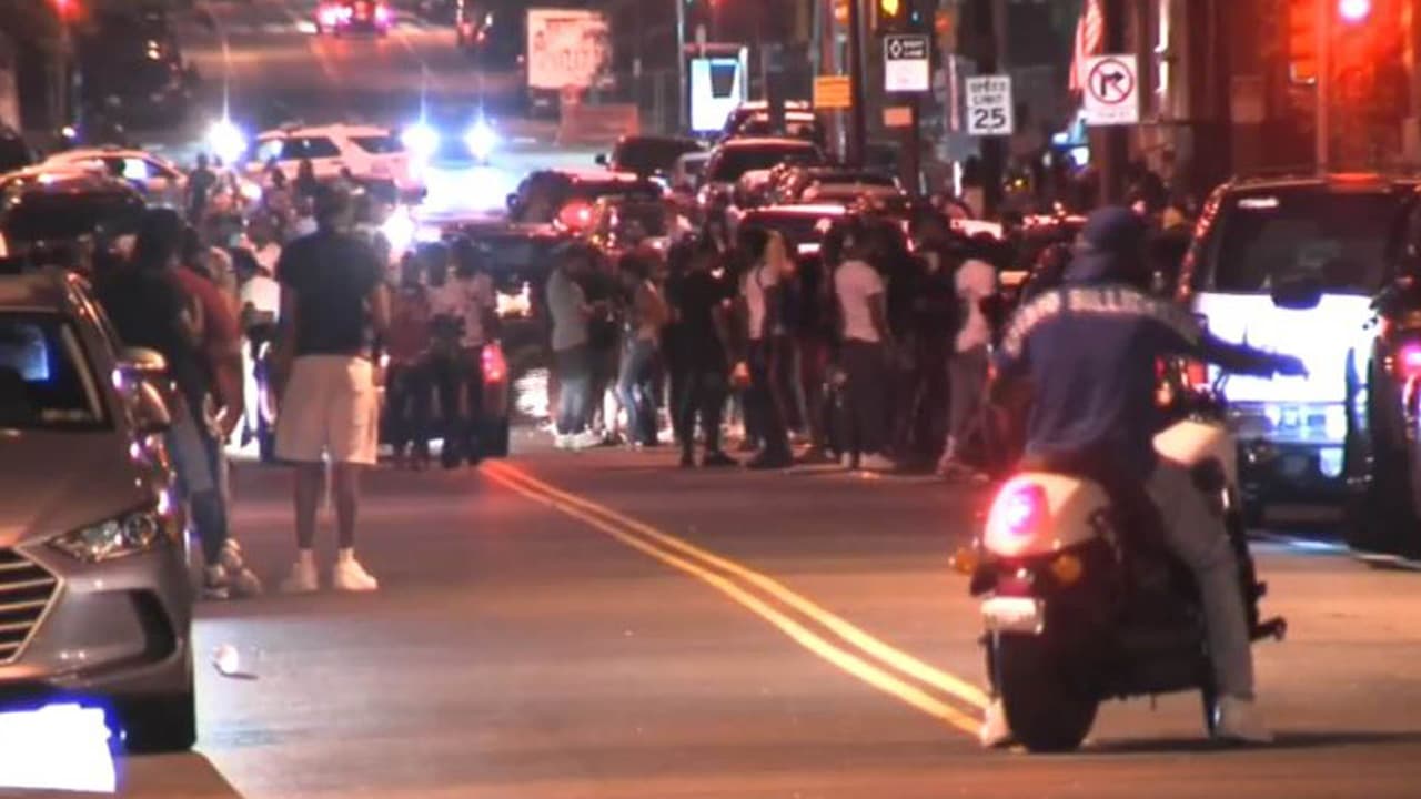 Encuentran a cientos de personas festejando en calle de Filadelfia en medio de la pandemia