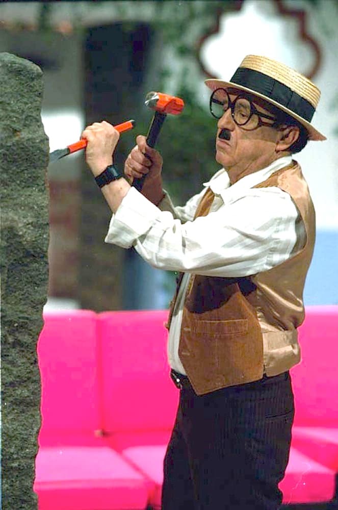 A los 22 años comenzó escribir guiones para radio, cine y televisión. Sin embargo, no fue hasta la década de los 50 que comenzó a producir y estrenarse como actor.