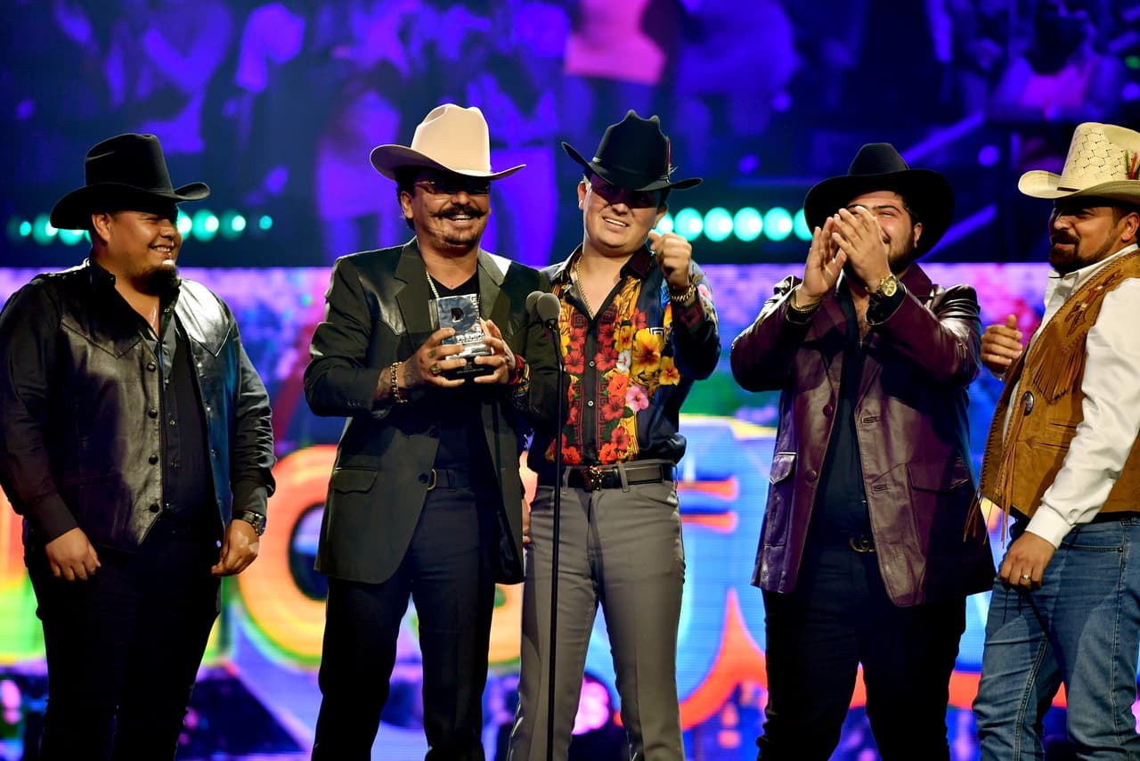 El dúo mexicano
<b>Los Dos Carnales</b> fueron galardonados por su tema
<b>‘El Envidioso’ </b>de la categoría a
<b>Mejor Canción Regional Mexicana</b>. Los cantantes agradecieron a sus fans y todas las personas que estuvieron detrás de este éxito musical.