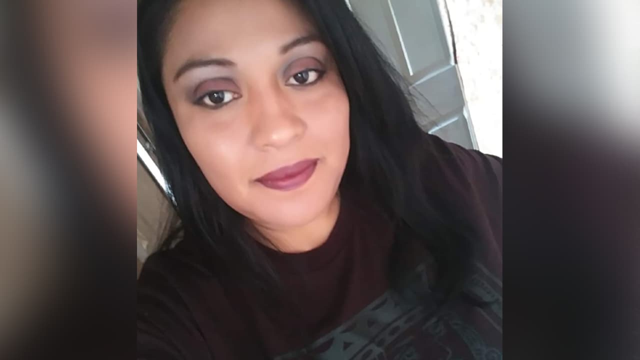 “Mi hija salió de la escuela por un malentendido entre un niño, de 7 años, y un maestro, yo avisé que mi hija no se iba a quedar a tutoriales después de clases. Recibí dos llamadas de la escuela para saber sobre los cambios de ese día, al llegar a la escuela me dijeron que la niña salió de la escuela, que el policía se percató y la regresó”, indicó la madre.