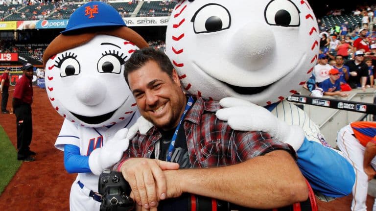 Causi, fotógrafo deportivo reconocido en el mundo del deporte neoyorkino por más de 20 años, falleció a causa del coronavirus. Sus fotografías destacaron por estar en el lugar adecuado y en el momento ideal.