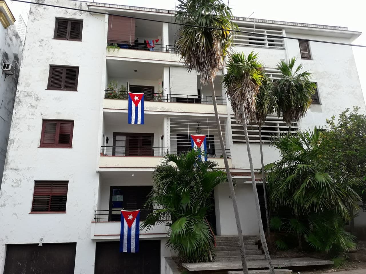 En las primeras horas del día, no había nadie por las calles del barrio del Vedado.