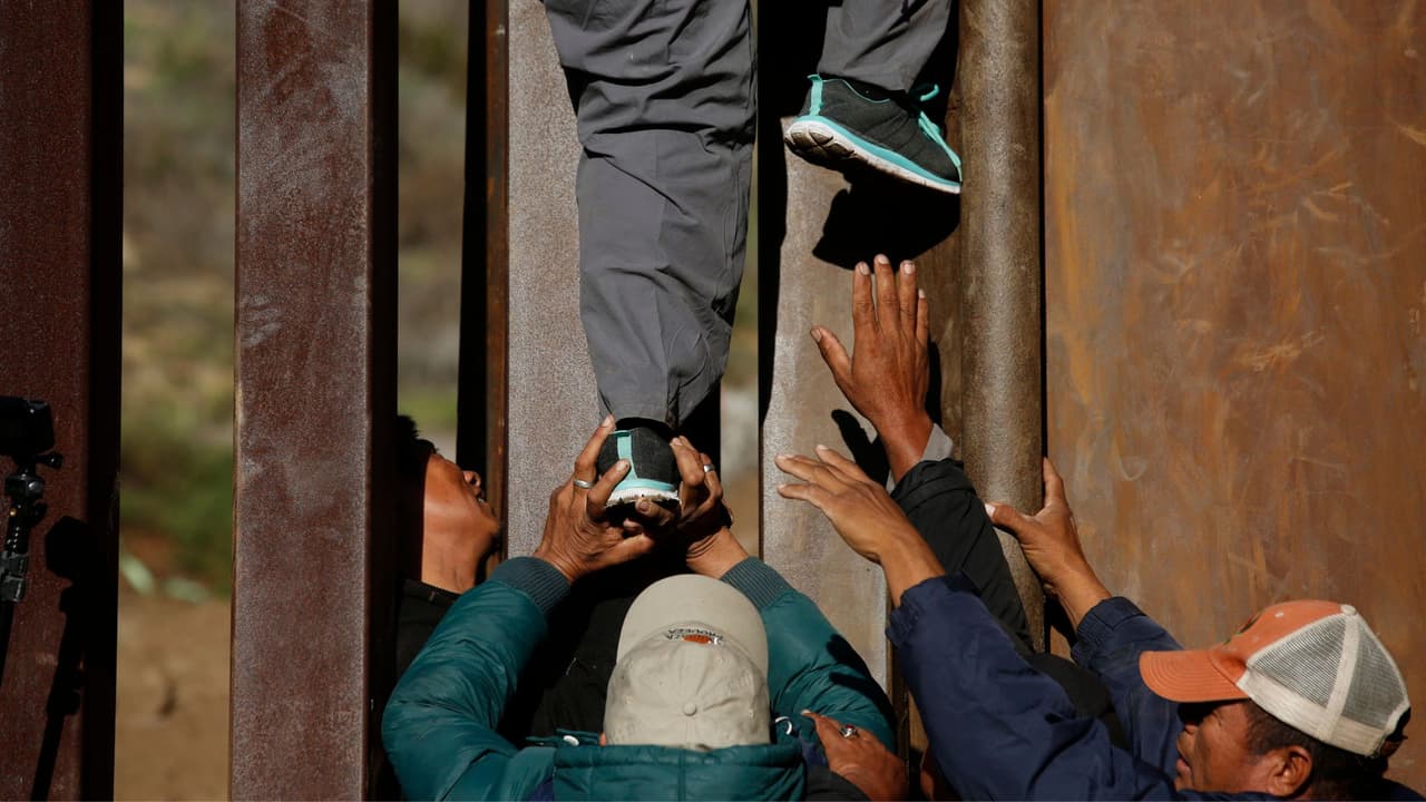 <h3 class="cms-H3-H3">3: La batalla judicial de la SB 4 no ha terminado</h3> La tercera clave es que la ley puede aplicarse ahora,
<b>pero su futuro sigue abierto. </b>
<br>El 14 de mayo, el juez federal David Ezra
<b><a href="https://www.univision.com/noticias/inmigracion/ley-sb4-texas-corte-de-apelaciones-quinto-circuito-escucha-argumentos" target="_blank">bloqueó partes importantes de la SB 4. </a></b>
<br>Su argumento fue que la medida
<b>podía chocar con la autoridad federal sobre inmigración. </b>
<br>Pero el 29 de mayo, el Quinto Circuito
<b><a href="https://www.univision.com/local/houston-kxln/sb-4-de-texas-desde-cuando-la-policia-estatal-podra-detener-a-sospechosos-de-haber-ingresado-ilegalmente-a-eeuu-video" target="_blank">levantó ese bloqueo y permitió que la ley avanzara mientras continúa la demanda.</a></b>
<br>👉🏻 Para las familias, esto importa porque
<b>la situación puede cambiar otra vez. </b>
<br>
<b>Hoy la ley puede aplicarse,</b> mañana otro tribunal podría limitarla.
<br>Esa incertidumbre también pesa.