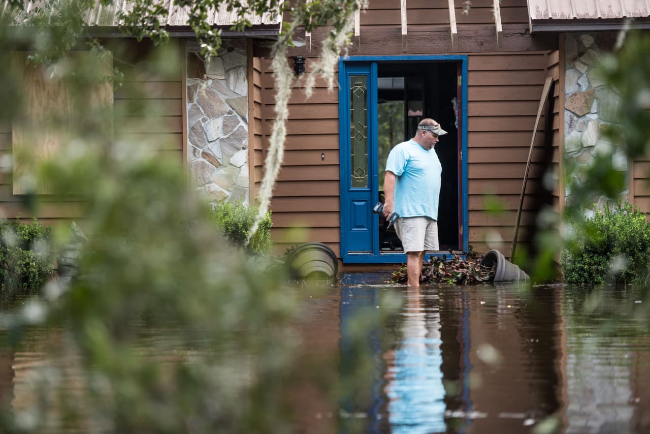 PALATKA, FLORIDA. Obie Lands, residente de Palatka, ciudad ubicada una hora al sur por carretera desde Jacksonville, comenzó este martes a limpiar su hogar completamente inundado.