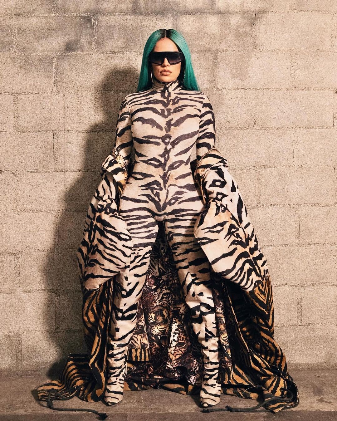 Karol G sorprendió con un 'bodysuit' de Roberto Cavalli en 'animal print'. A la 'Bichota' la han tildado de vulgar, pero luce sensacional con su curvas.