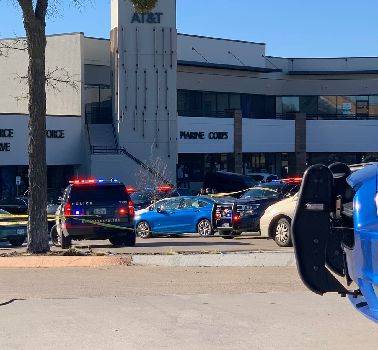 Matan a tiros a un hombre afuera de un centro comercial de Arlington