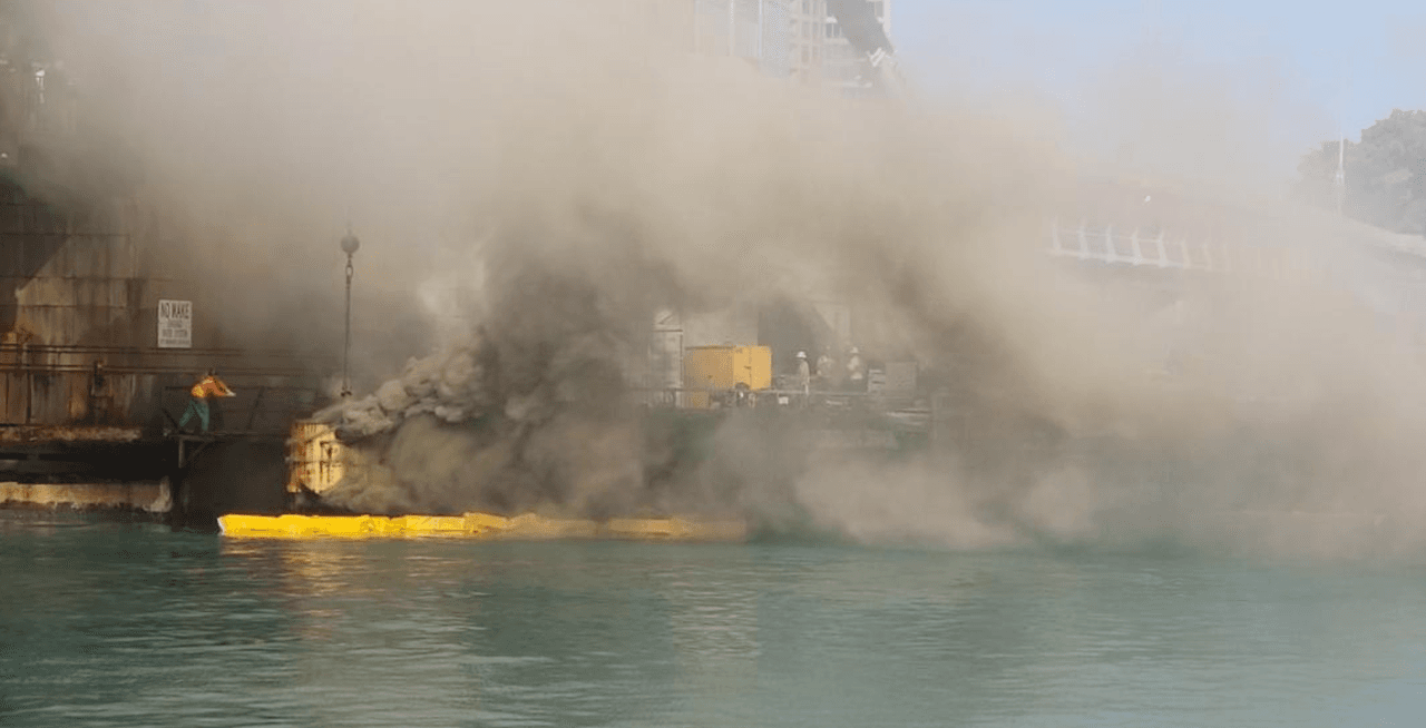 Un incendio a lo largo del Río Chicago cierra temporalmente Lake Shore Drive
