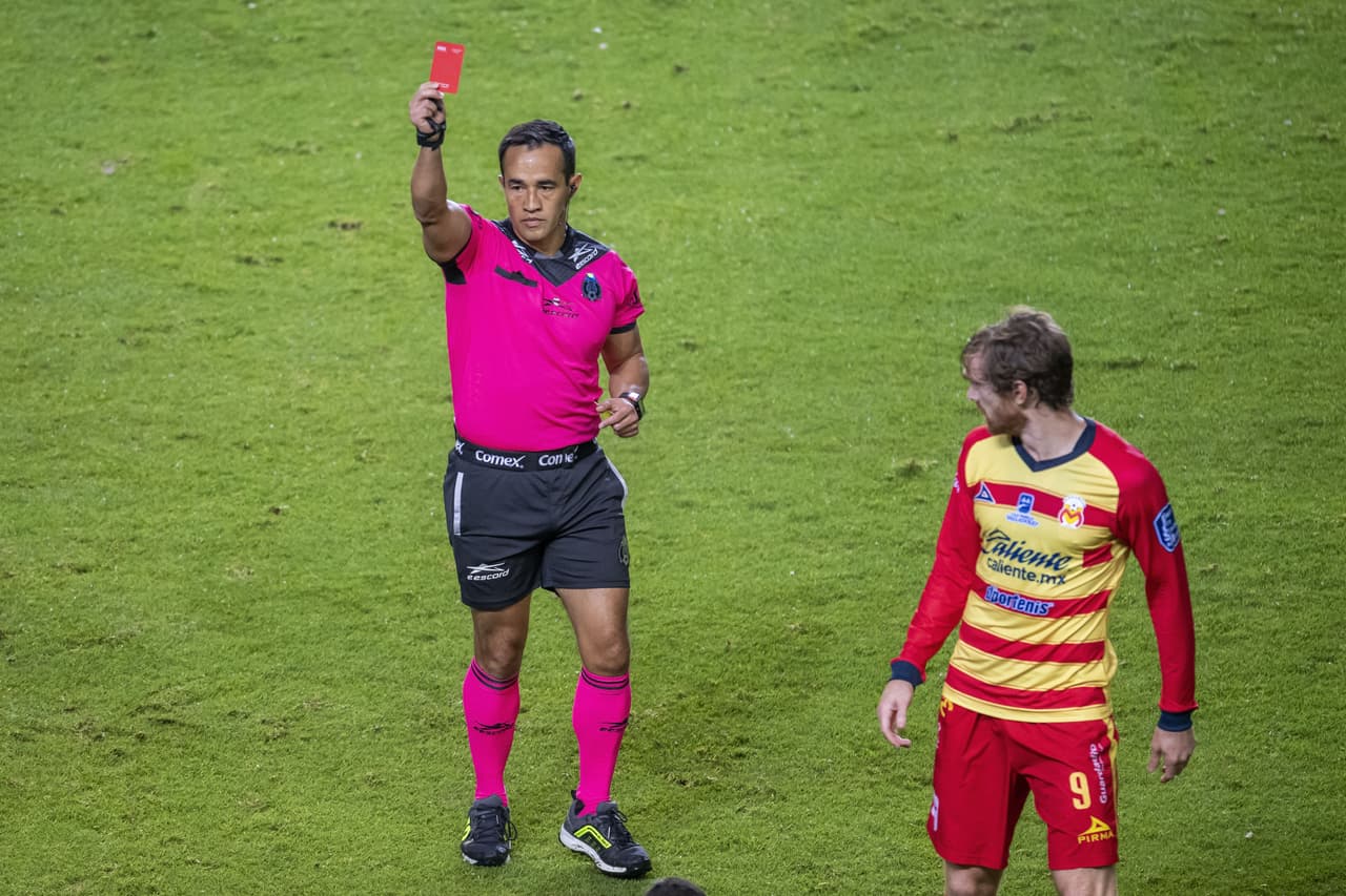 Segunda amarilla para Vegas y el partido se empareja con 10 jugadores.