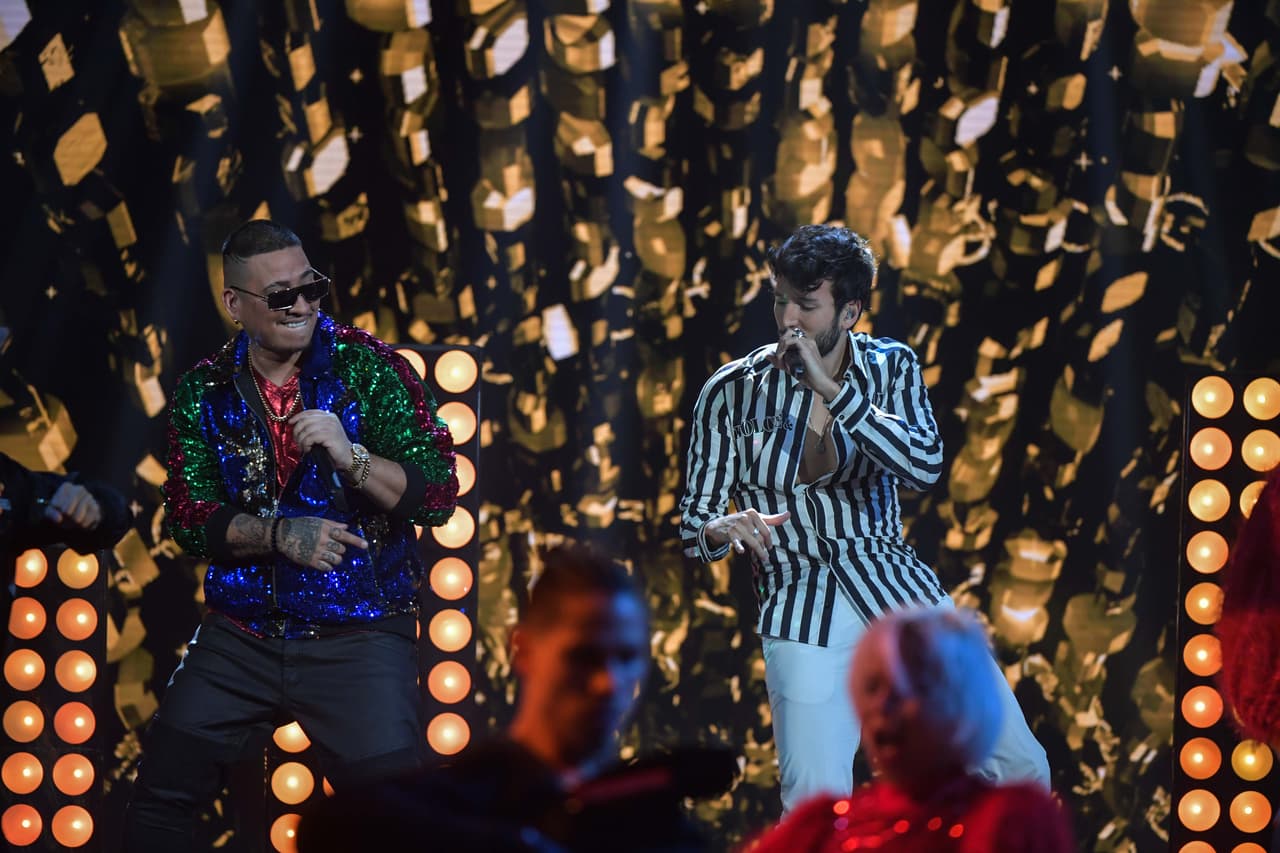 <a href="https://www.univision.com/shows/mira-quien-baila/sebastian-yatra-fotos?related=true" target="_blank">Sebastián Yatra y Kenny Man</a> se encargaron de abrir la pista de baile al ritmo de los temas 'Ni Gucci, Ni Prada' y 'Ya no tiene novio'.
