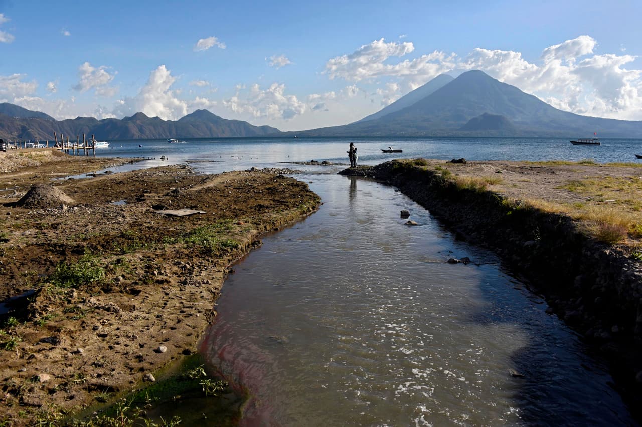 Conocido como 'el lago de los 7 colores', el Atitlán está rodeado de volcanes y poblados. Sus aguas claras y azules conservan su temperatura templada aún en épocas de más frías, lo que lo hace muy agradable para locales y visitantes. Sin embargo, ahora se encuentra cada vez más amenazado porque los afluentes llevan basura hacia él.