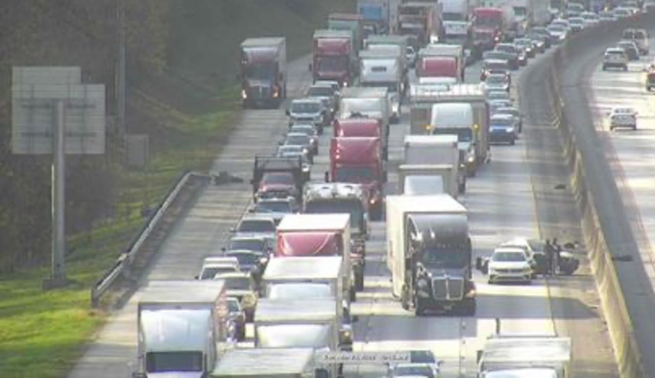 Volcadura de un tráiler provoca el cierre de todos los carriles de la I-285 hacia el norte en el condado Fulton