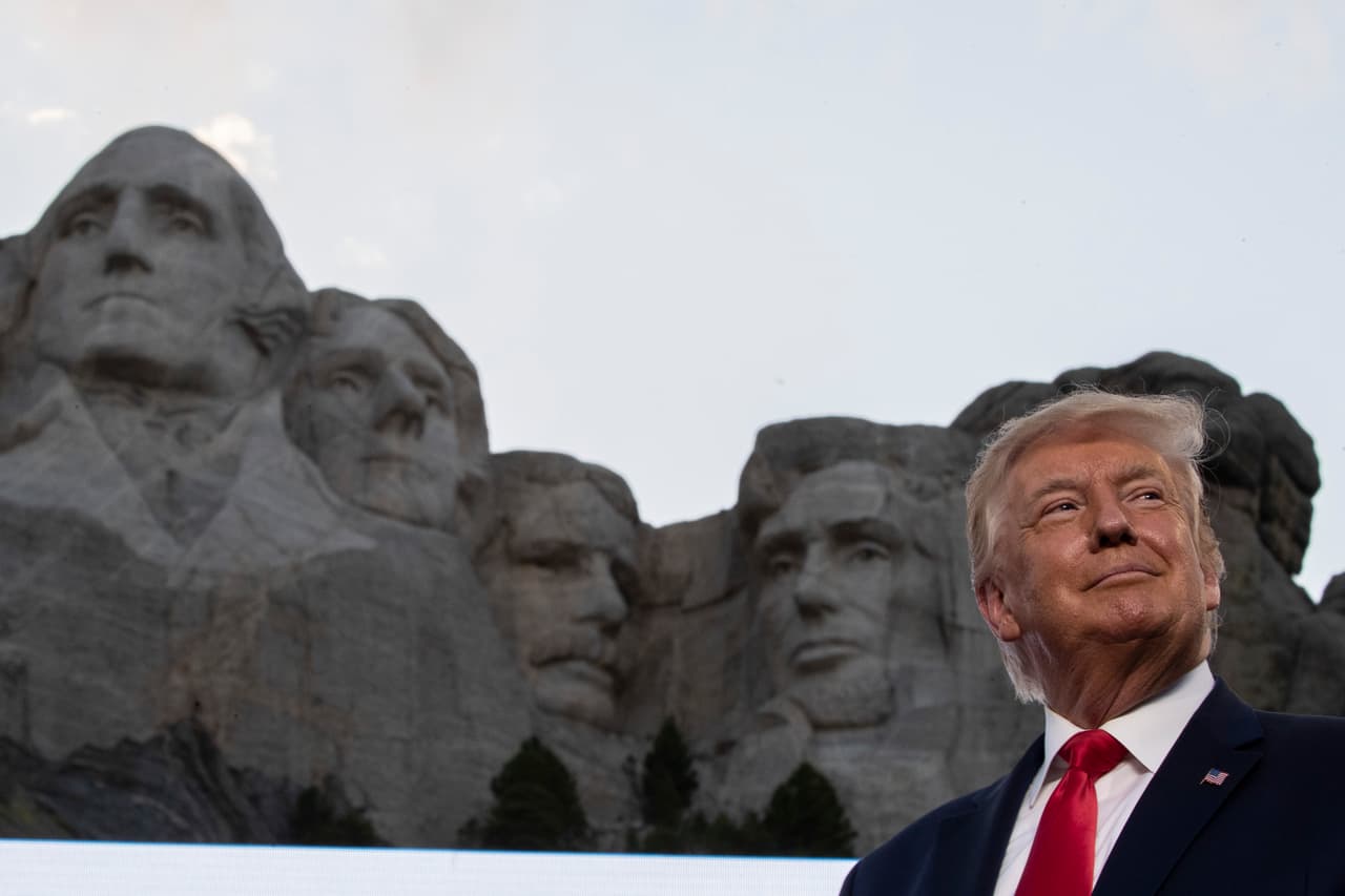 El presidente Donald Trump sonríe en el Monumento Nacional Mount Rushmore, el viernes 3 de julio de 2020, cerca de Keystone, Dakota del Sur. (Foto de AP/Alex Brandon)