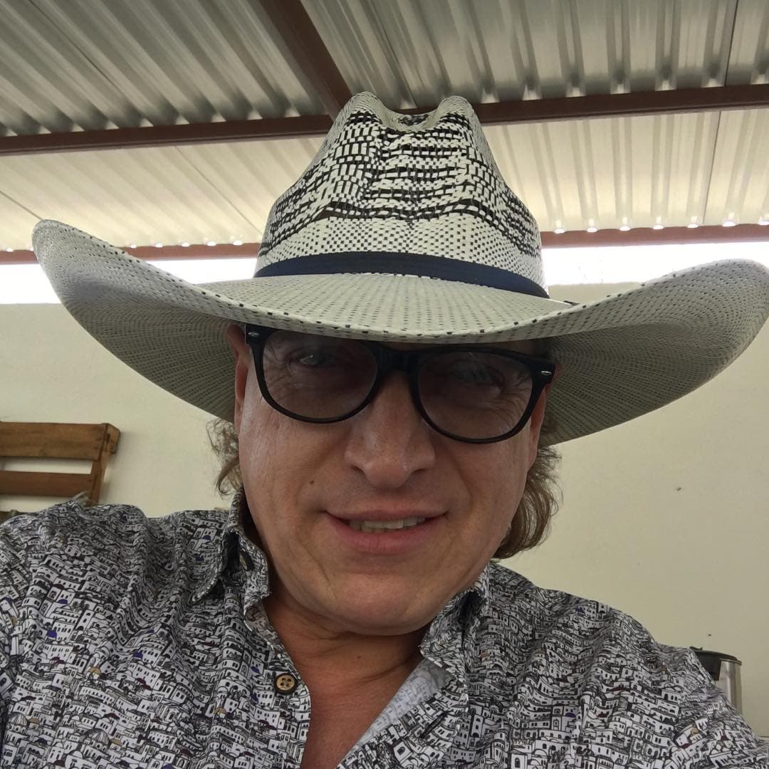 En detalle,
<b>Delgado</b> le reclama al
<b>Grupo Bronco</b> y a
<b>Lupe Esparza</b> que lo reconozcan en los pagos como un fundador de la banda y como cualquier otro miembro.