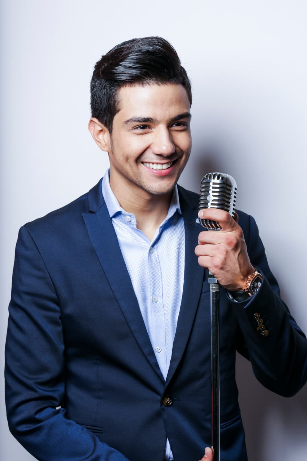 Otro cantante que llegó con una actitud retro fue Luis Coronel.