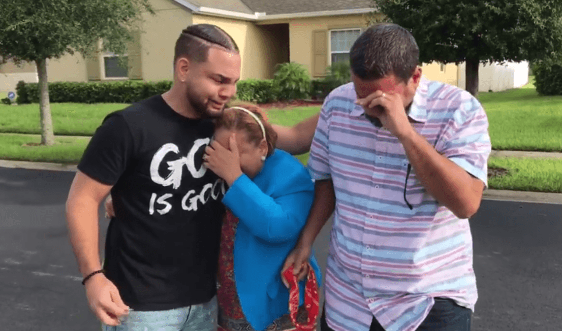 "Ya no tienen que preocuparse", la emotiva sorpresa de este latino a sus padres te llegará al corazón