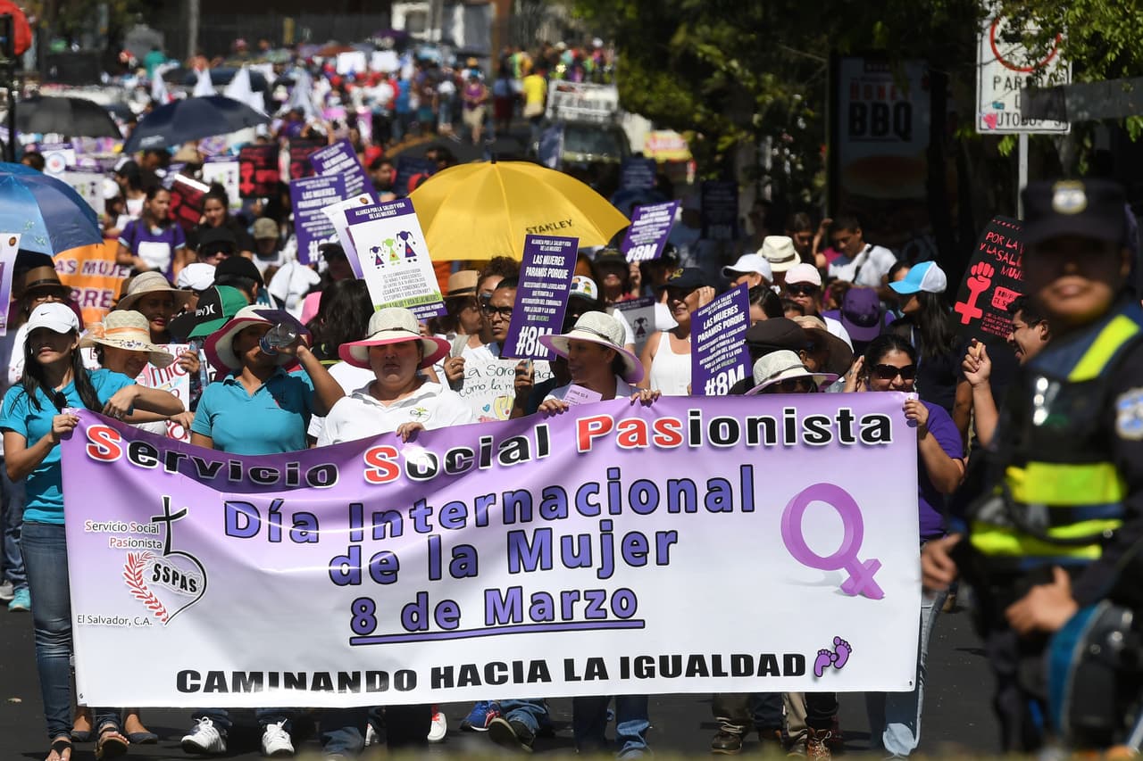 <b>San Salvador, El Salvador.</b> Una concurrida marcha de mujeres por las calles de la capital del país centroamericano.
<br>