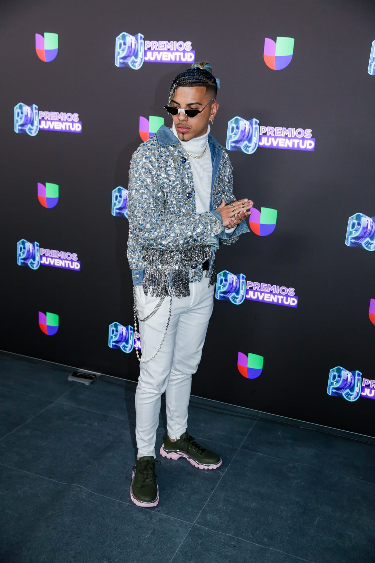 Rauw Alejandro es otro de los que llegó muy puntual y llamó la atención por su original chamarra de Sylvio Kovacic y zapatos Raf Simons.