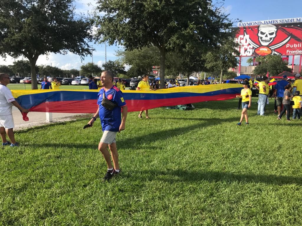 El colorido vistió las calles que en Tampa no sintieron los vientos del clima sino solo los que prometen buen fútbol.