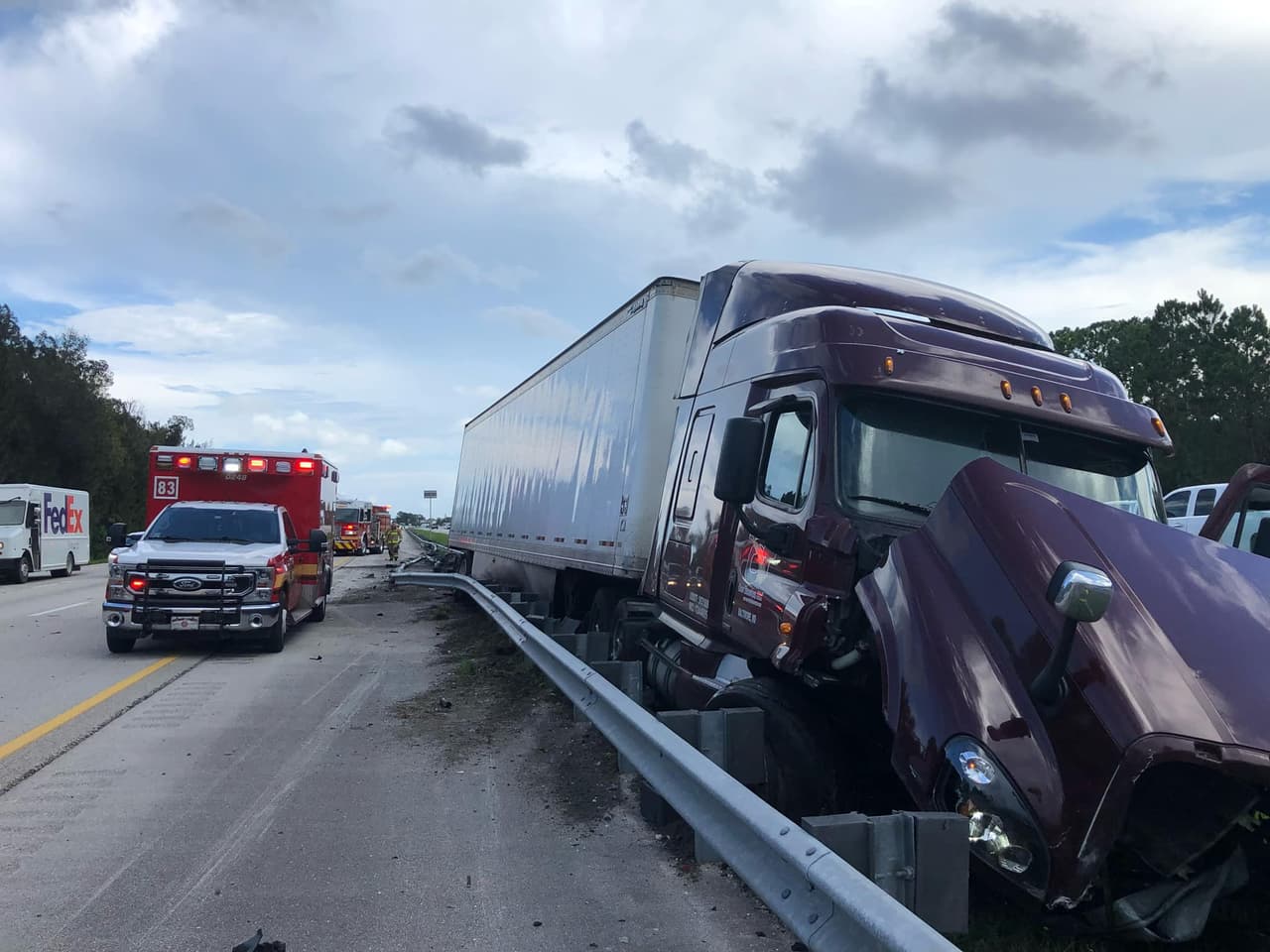 Dos personas fueron trasladadas a un hospital local con heridas leves y no se informaron otros daños o lesionados.