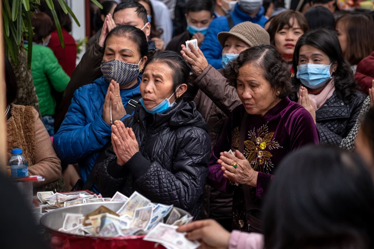 Un grupo de vietnamitas con mascarillas mientras celebran el Año Nuevo Lunar en Hanoi.