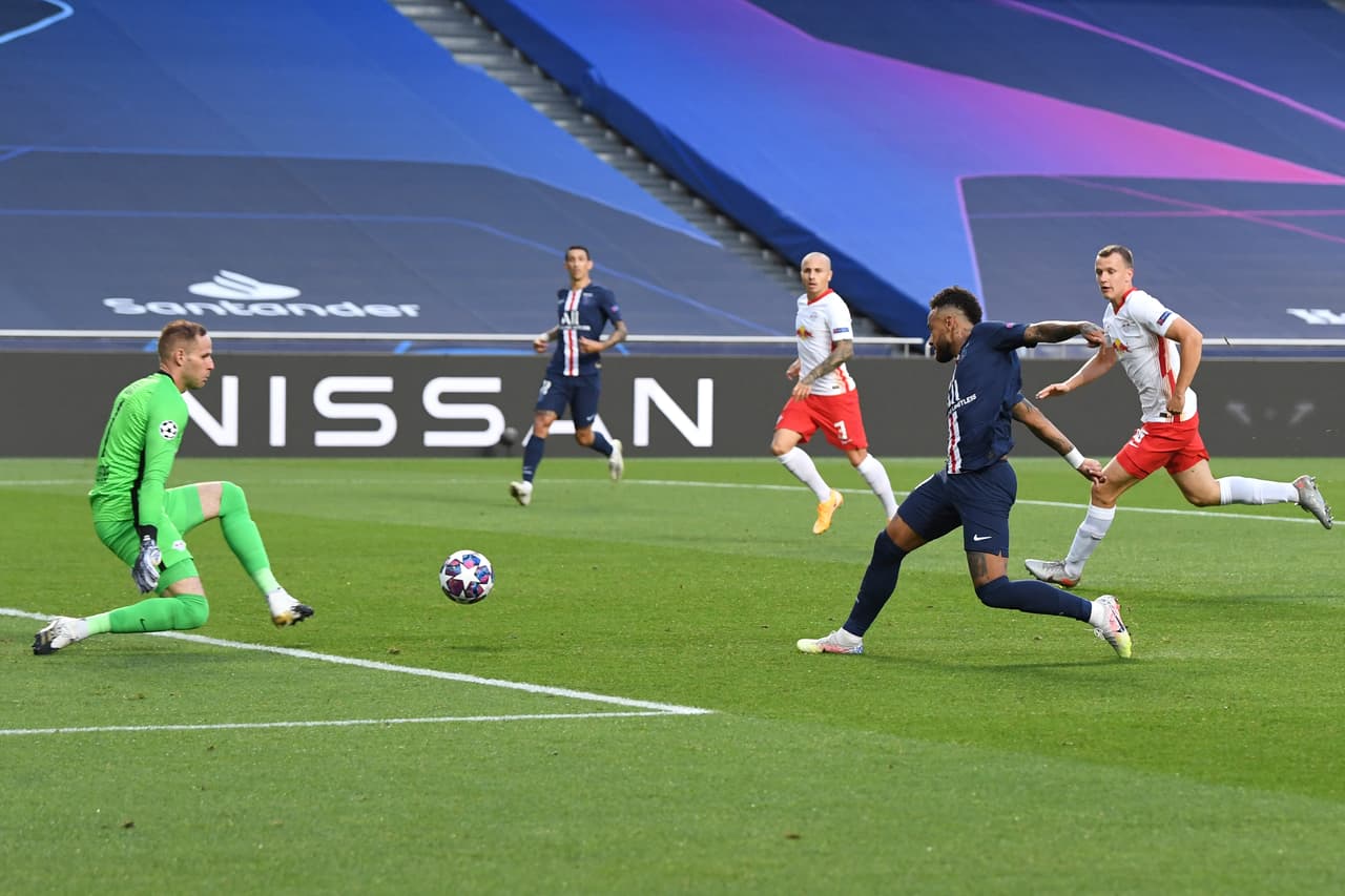 Antes de los 5’ jugados, Leipzig había generado peligro; Neymar respondía mandando un balón al poste del arco de Gulacsi.